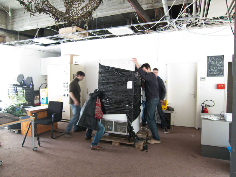 File:Warenautomat Anlieferung-2013-04-04-1526.jpg