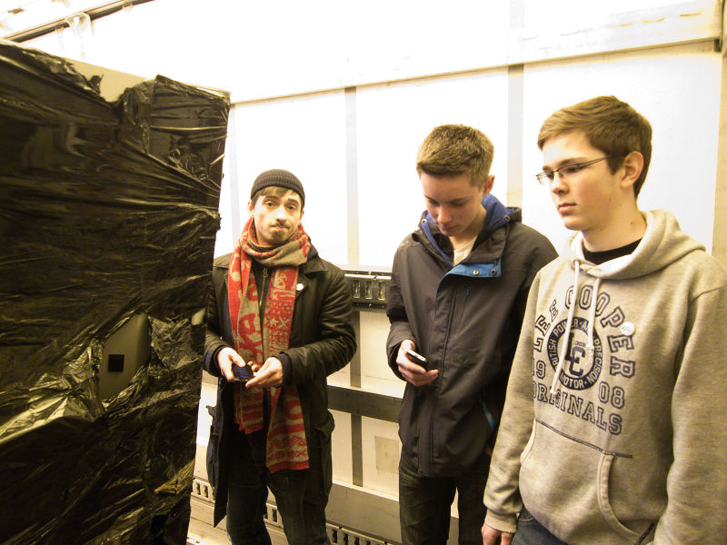 File:Warenautomat Anlieferung-2013-04-04-1518.jpg