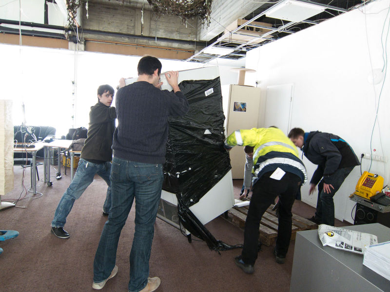 File:Warenautomat Anlieferung-2013-04-04-1530.jpg