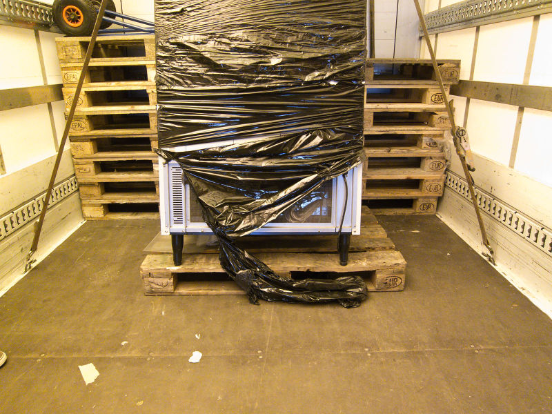 File:Warenautomat Anlieferung-2013-04-04-1513.jpg