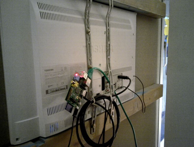 File:Installation im Schaufenster 004.jpg