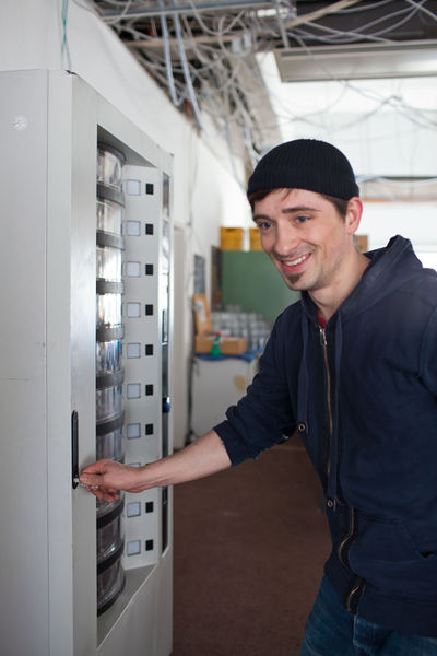 File:Warenautomat Anlieferung-2013-04-04-5401.jpg