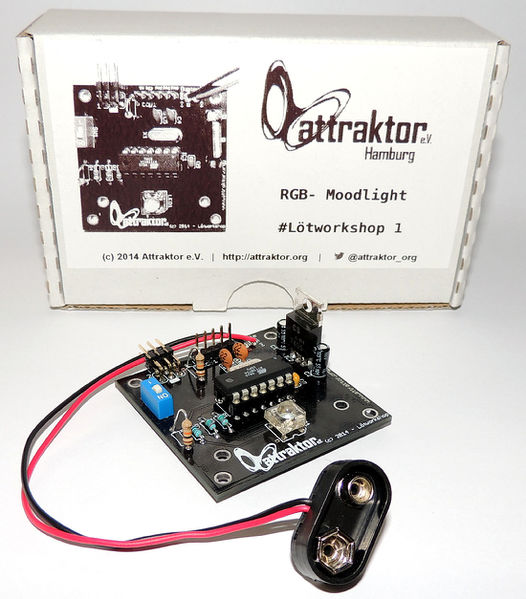 File:Bausatz fertig mit Karton.jpg