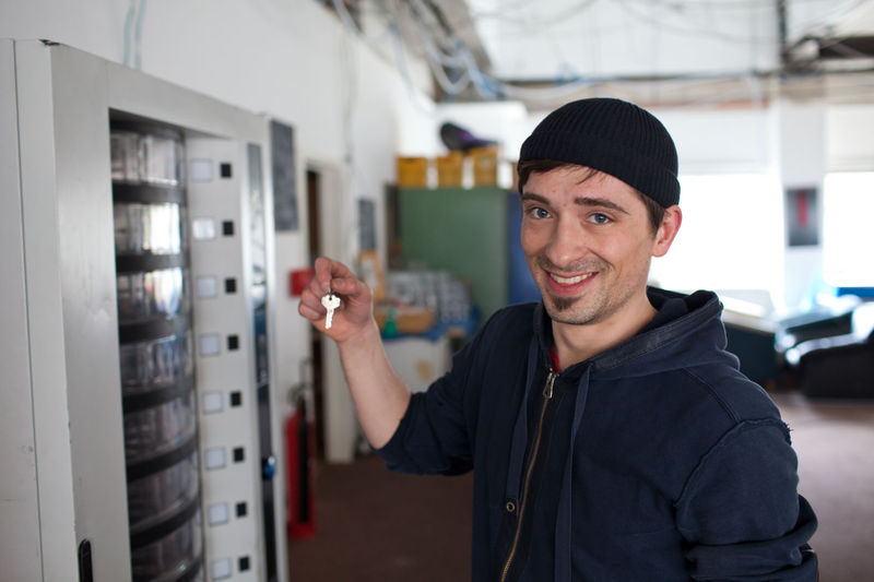 File:Warenautomat Anlieferung-2013-04-04-5400.jpg