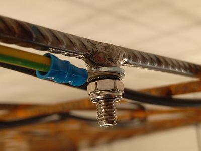 Zur sicheren Erdung des Gitters wurde eine Zylinderkopfschraube zurechtgefeilt und angeschweißt. Die dort angeschlossene Leitung verläuft in die Abzweigdose und ist dort angeschlossen.