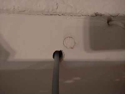 Beim Loch bohren fürs Kabel erstmal Stahl getroffen. gnarf, schnell wieder zuschmieren.