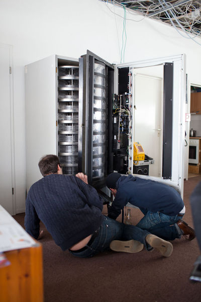 File:Warenautomat Anlieferung-2013-04-04-5409.jpg