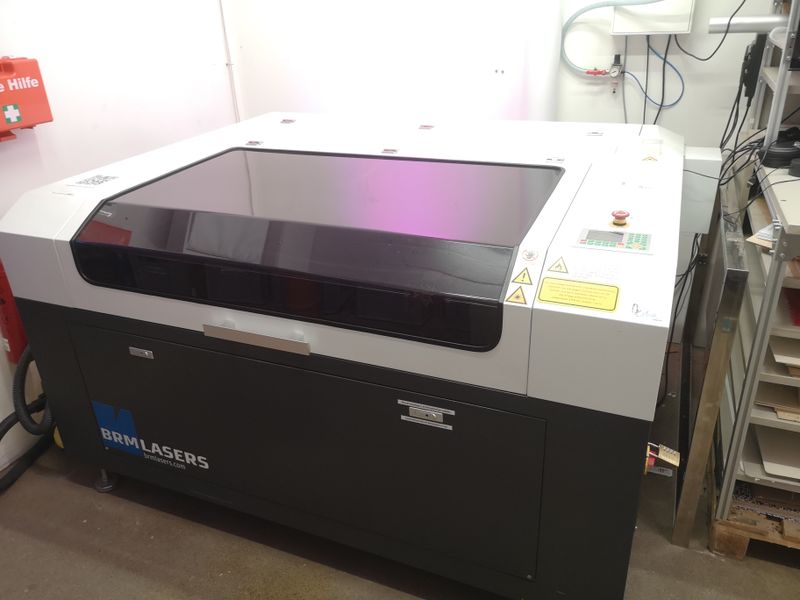 File:Lasercutter 2022-10-20.jpg