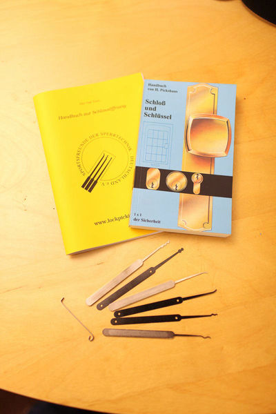 File:LockPickingWorkshop-20121205 2202.jpg