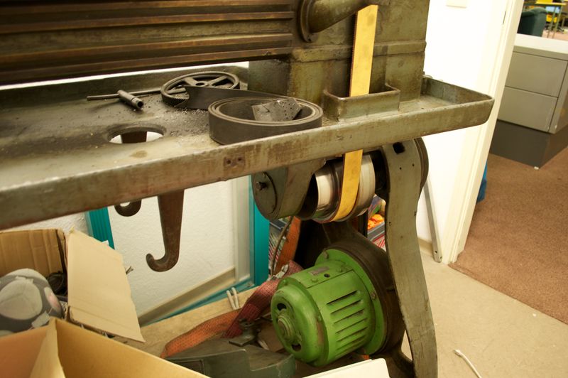 File:Drehmaschine Serverraum3.jpg