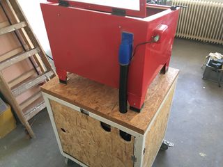 Der Absaug-Schlauch ist auf der Rückseite mit einem 3D-gedruckten Adapter befestigt