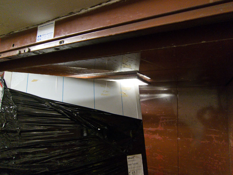 File:Warenautomat Anlieferung-2013-04-04-1525.jpg