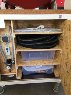 Vorn ist ein Regal mit Zubehör