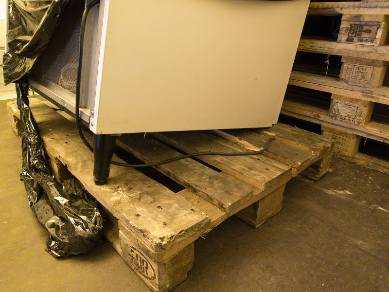 File:Warenautomat Anlieferung-2013-04-04-1514.jpg