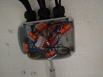 Dreckige Details aus der Abzweigdose. :-S
