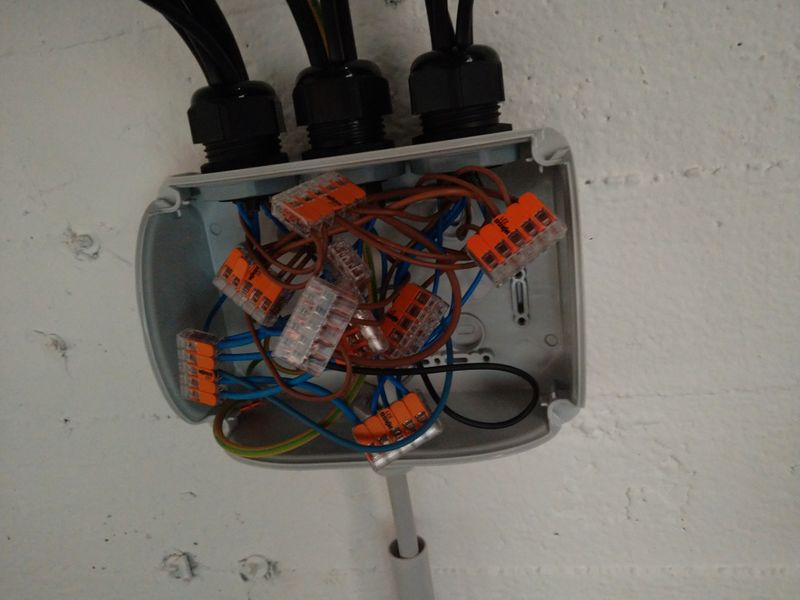 File:Fragwuerdiger-Kabelsalat Deckenbeleuchtung E-Werkstatt.jpg