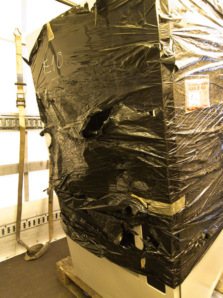 File:Warenautomat Anlieferung-2013-04-04-1522.jpg