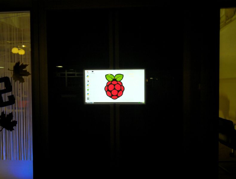 File:Installation im Schaufenster 003.jpg