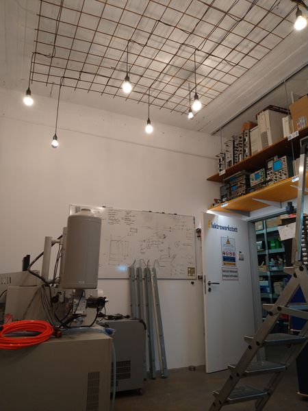 File:Bauphase-01 Deckenbeleuchtung E-Werkstatt.jpg