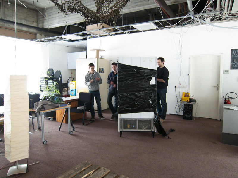 File:Warenautomat Anlieferung-2013-04-04-1531.jpg