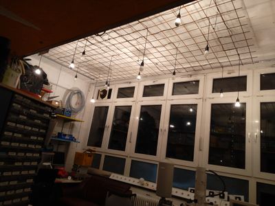 Fertig! So sieht die indirekte Beleuchtung aus. Die spiegelnden Leuchten machen ein angenehmes Licht.