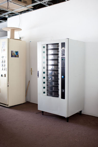 File:Warenautomat Anlieferung-2013-04-04-5397.jpg