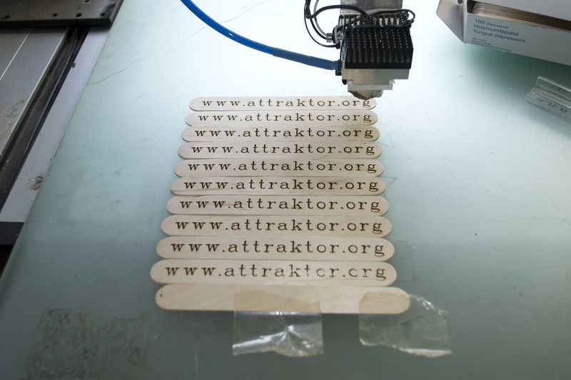 File:Holzmundspatel laser www-attraktor-org.jpg