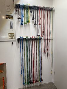 Unsere Kabel hängen jetzt schön und ordentlich hinter der Tür.