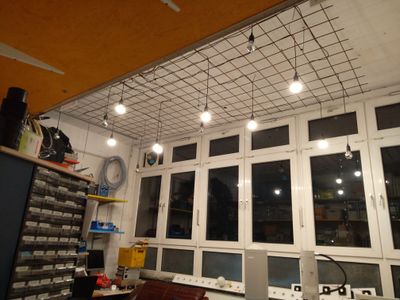 Das Putzlicht. Nicht so gemütlich, aber damit findet man seine Sachen auf dem Boden wieder!