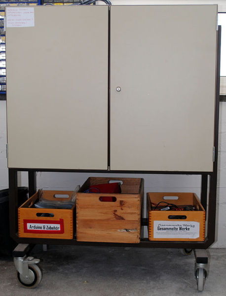 File:Schulschrank Zu.jpg