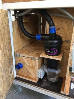 Auf der linken Seite befindet sich der Zyklonabscheider und der Auslass der Absaugung