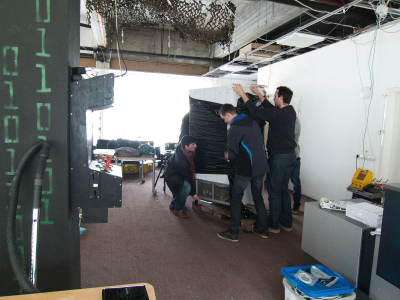 File:Warenautomat Anlieferung-2013-04-04-1528.jpg