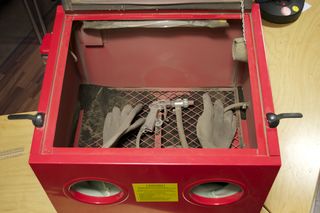 Die geöffnete Strahlkabine mit ASILIKOS-Strahlmittel