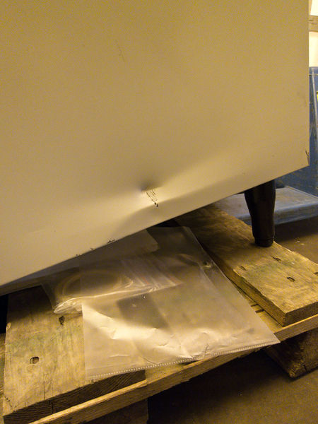 File:Warenautomat Anlieferung-2013-04-04-1519.jpg