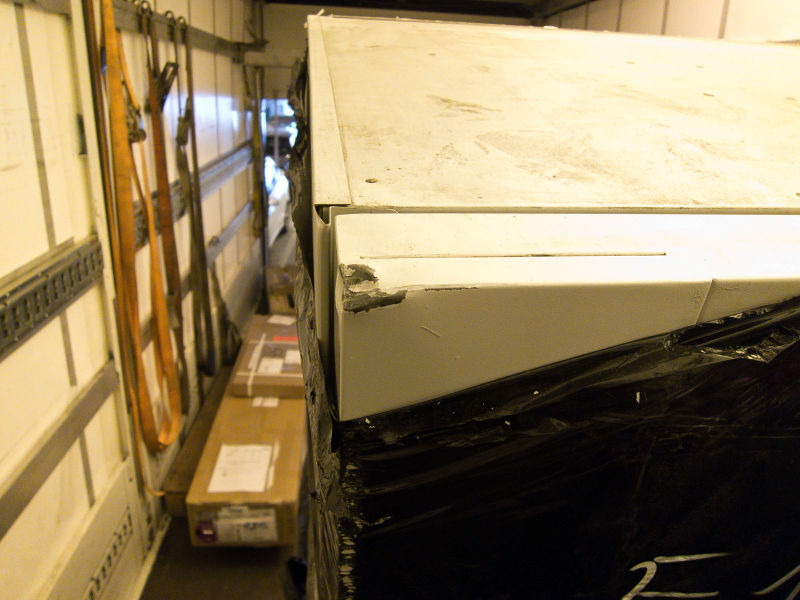 File:Warenautomat Anlieferung-2013-04-04-1515.jpg