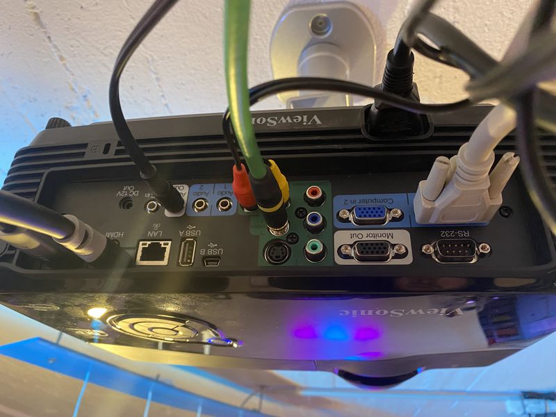 File:Beamer Anschlusspanel.jpg