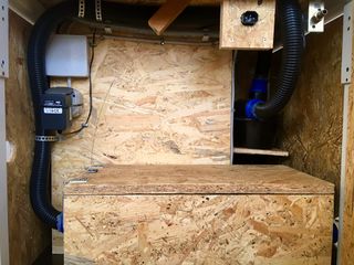 Auf der Rückseite befindet sich der Staubsauger