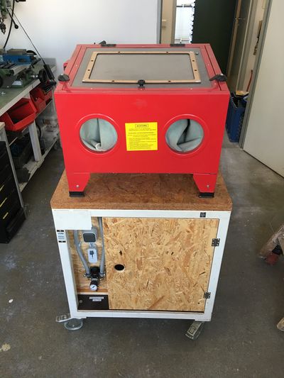 Die Strahlkabine mit Rollwagen