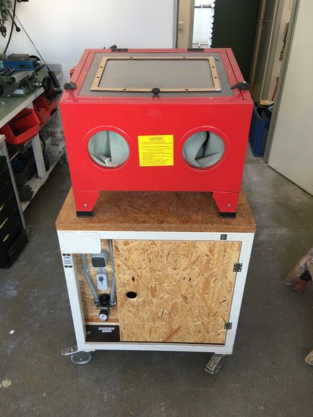 File:Strahlkabine gesamt.jpeg