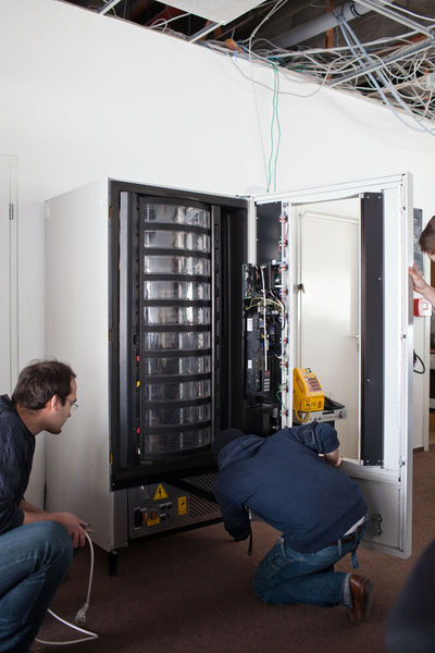 File:Warenautomat Anlieferung-2013-04-04-5402.jpg