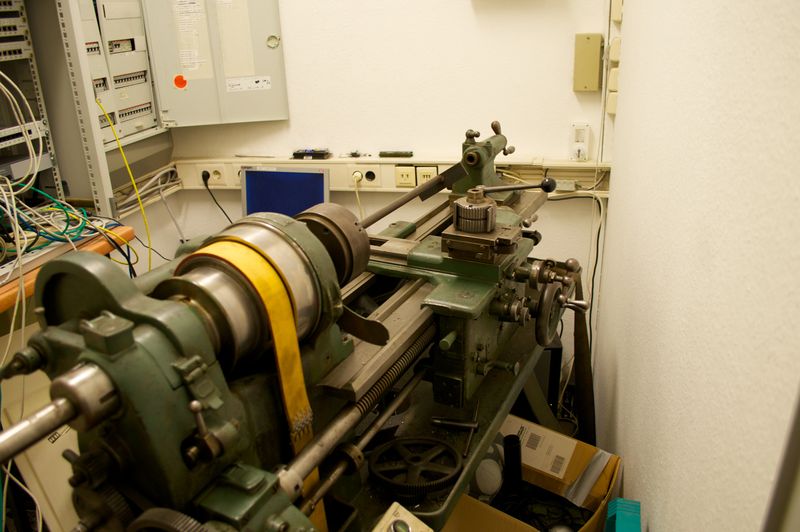 File:Drehmaschine Serverraum2.jpg